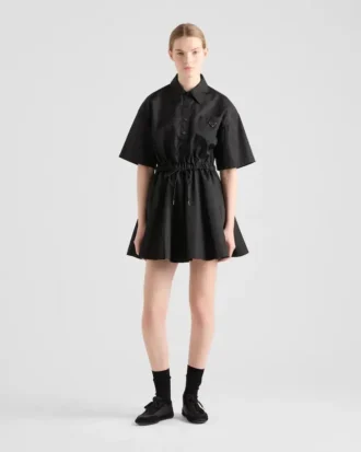Šaty s krátkými rukávy z materiálu Re-Nylon Šaty s krátkými rukávy z materiálu Re-Nylon