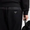 Bavlněné fleecové kalhoty s detaily z materiálu Re-Nylon Bavlněné fleecové kalhoty s detaily z materiálu Re-Nylon