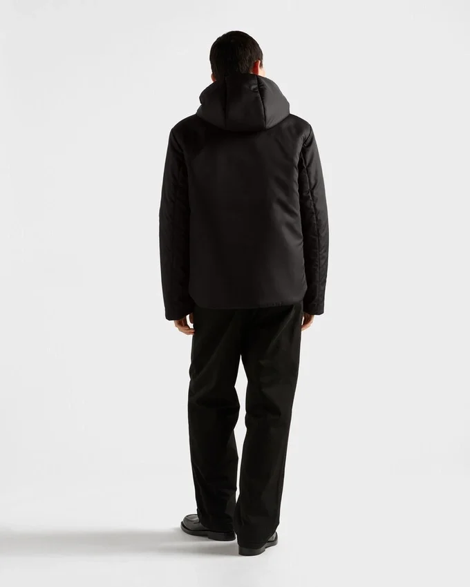 Bunda s kapucí z materiálu Re-Nylon Bunda s kapucí z materiálu Re-Nylon