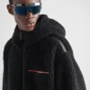 Bunda s kapucí z recyklovaného fleece