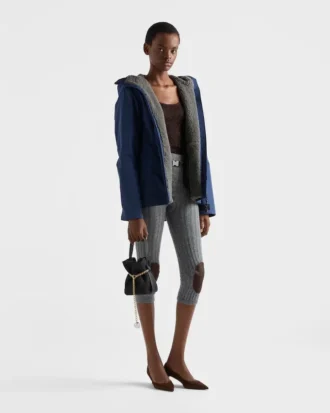 Bunda typu blouson z technického materiálu s kapucí Bunda typu blouson z technického materiálu s kapucí