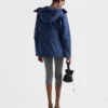 Bunda typu blouson z technického materiálu s kapucí Bunda typu blouson z technického materiálu s kapucí