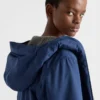 Bunda typu blouson z technického materiálu s kapucí Bunda typu blouson z technického materiálu s kapucí