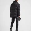 Dlouhá péřová bunda z Re-Nylonu Dlouhá péřová bunda z Re-Nylonu