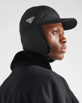 Čepice z materiálu Re-Nylon a ovčí kůže