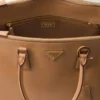Extra velká kožená taška Prada Buckle