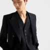 Jednořadá vlněná vesta