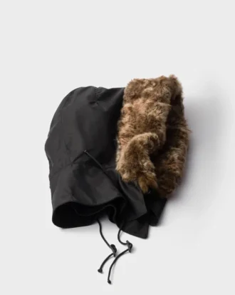 Kapuce z materiálu Re-Nylon a ovčí kůže