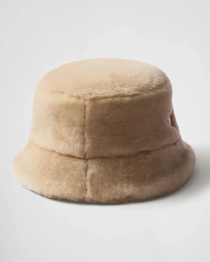 Klobouk typu bucket hat z ovčí kůže Klobouk typu bucket hat z ovčí kůže