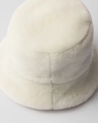 Klobouk typu bucket hat z ovčí kůže