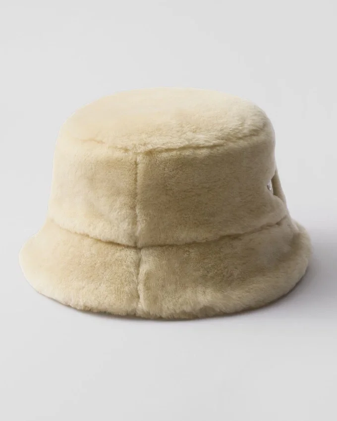 Klobouk typu bucket hat z ovčí kůže Klobouk typu bucket hat z ovčí kůže