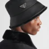 Klobouk typu bucket z materiálu Re-Nylon a ovčí kůže Klobouk typu bucket z materiálu Re-Nylon a ovčí kůže