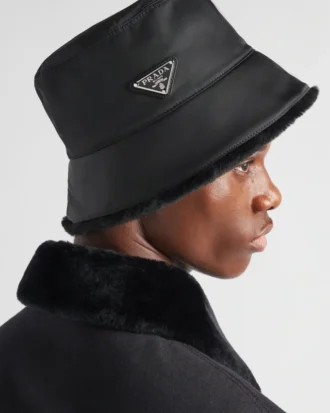 Klobouk typu bucket z materiálu Re-Nylon a ovčí kůže Klobouk typu bucket z materiálu Re-Nylon a ovčí kůže