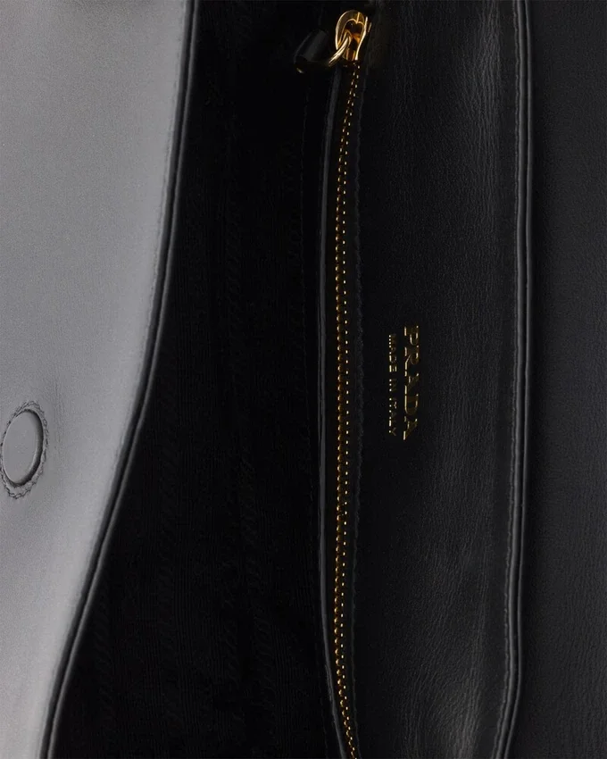 Kožená taška přes rameno Prada Carry Medium Kožená taška přes rameno Prada Carry Medium