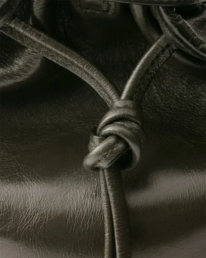 Kožená taška Prada Bonnie v antickém stylu Kožená taška Prada Bonnie v antickém stylu