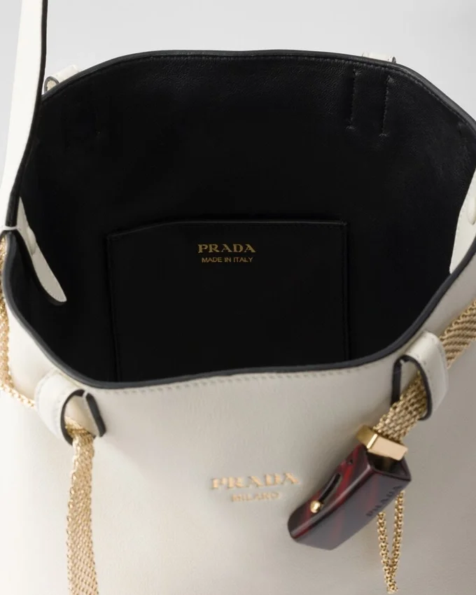 Kožená taška Prada Buckle s ozdobným páskem Kožená taška Prada Buckle s ozdobným páskem