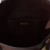 Kožená taška Prada Buckle s ozdobným páskem Kožená taška Prada Buckle s ozdobným páskem