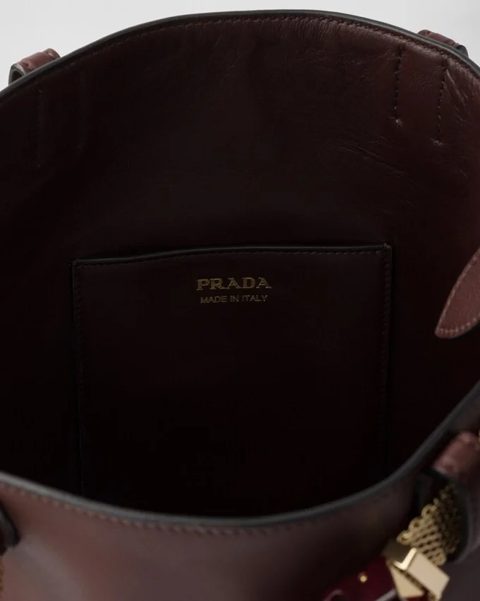 Kožená taška Prada Buckle s ozdobným páskem Kožená taška Prada Buckle s ozdobným páskem