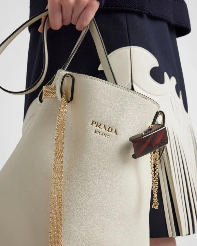 Kožená taška Prada Buckle s ozdobným páskem Kožená taška Prada Buckle s ozdobným páskem