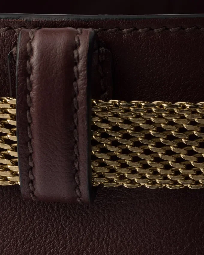 Kožená taška Prada Buckle s ozdobným páskem Kožená taška Prada Buckle s ozdobným páskem