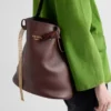 Kožená taška Prada Buckle s ozdobným páskem Kožená taška Prada Buckle s ozdobným páskem