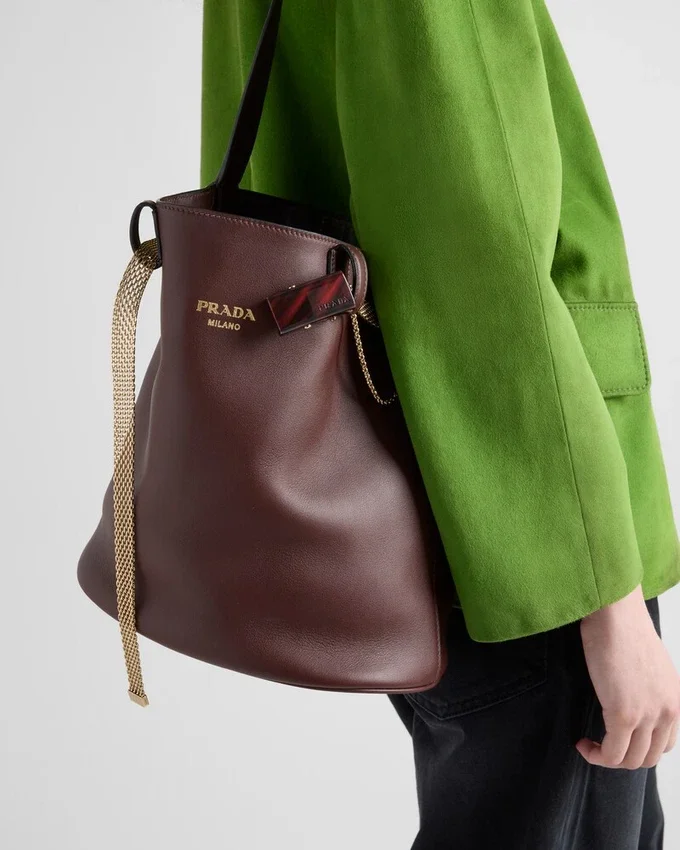 Kožená taška Prada Buckle s ozdobným páskem Kožená taška Prada Buckle s ozdobným páskem