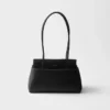 Kožená taška Prada Passage Medium s klopou z materiálu Re-Nylon Kožená taška Prada Passage Medium s klopou z materiálu Re-Nylon