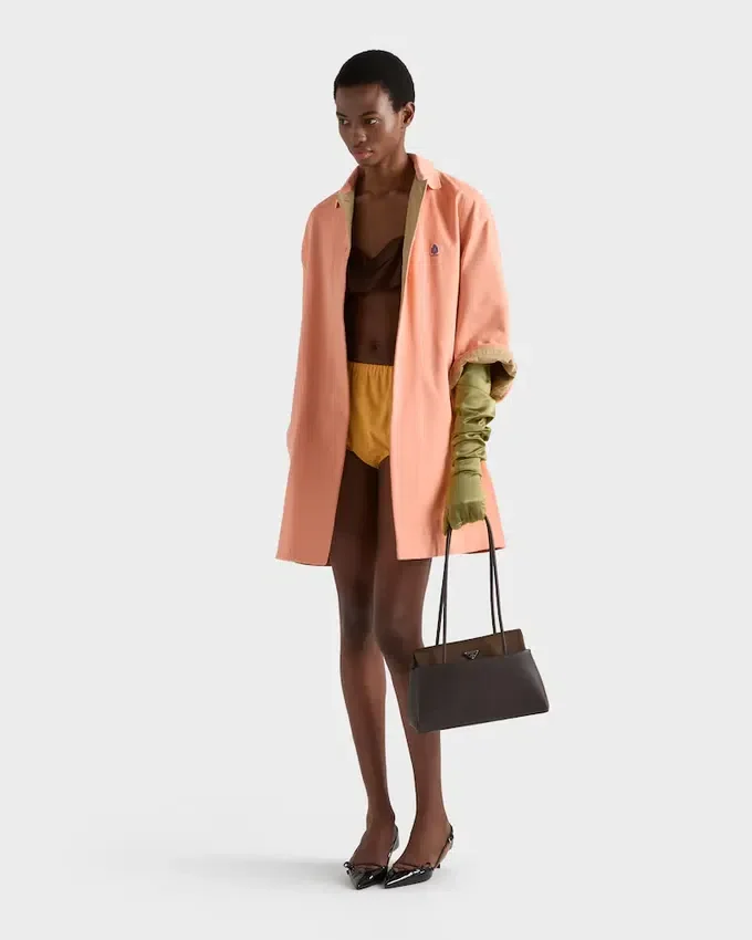 Kožená taška Prada Passage Medium s klopou z materiálu Re-Nylon Kožená taška Prada Passage Medium s klopou z materiálu Re-Nylon
