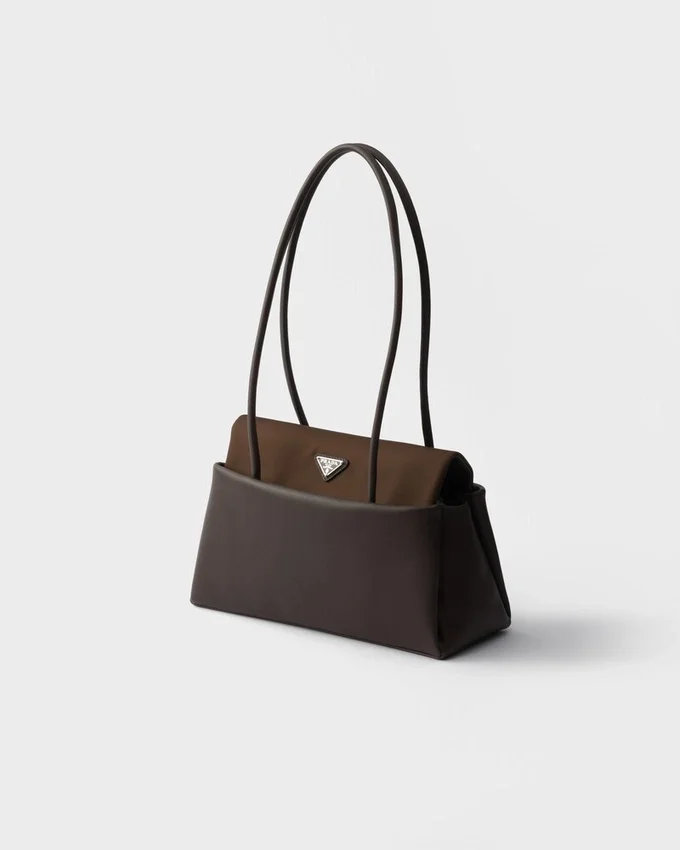Kožená taška Prada Passage Medium s klopou z materiálu Re-Nylon Kožená taška Prada Passage Medium s klopou z materiálu Re-Nylon