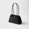 Kožená taška Prada Passage Medium s klopou z materiálu Re-Nylon Kožená taška Prada Passage Medium s klopou z materiálu Re-Nylon