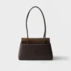 Kožená taška Prada Passage Medium s klopou z materiálu Re-Nylon Kožená taška Prada Passage Medium s klopou z materiálu Re-Nylon