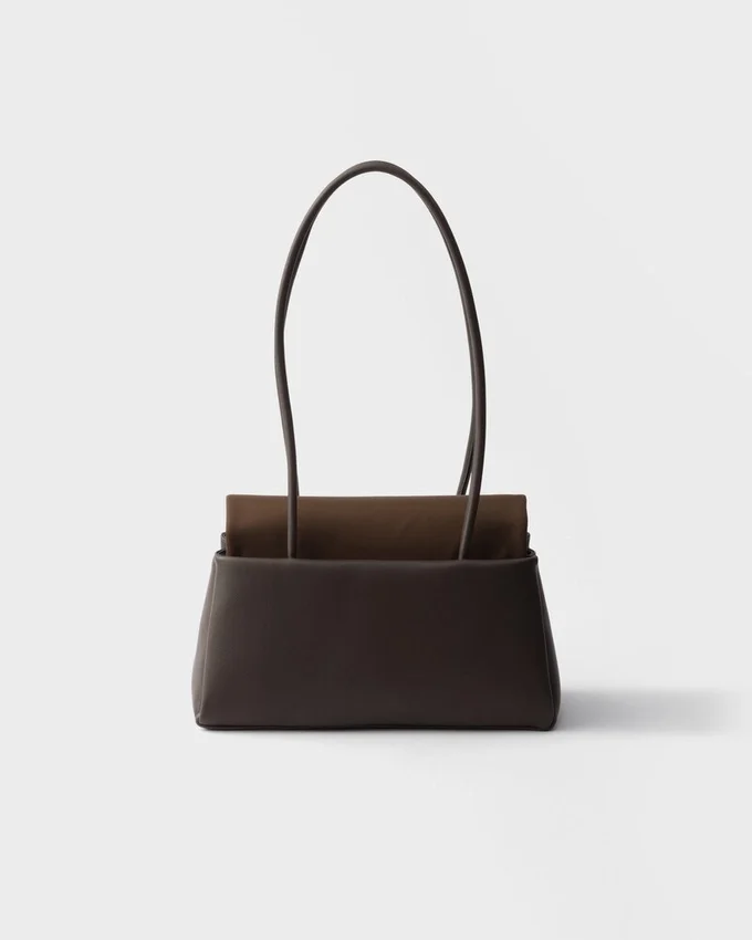 Kožená taška Prada Passage Medium s klopou z materiálu Re-Nylon Kožená taška Prada Passage Medium s klopou z materiálu Re-Nylon