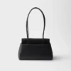 Kožená taška Prada Passage Medium s klopou z materiálu Re-Nylon Kožená taška Prada Passage Medium s klopou z materiálu Re-Nylon