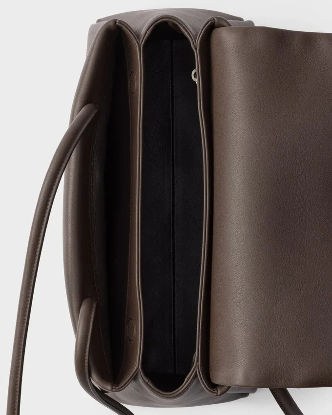 Kožená taška Prada Passage Medium s klopou z materiálu Re-Nylon Kožená taška Prada Passage Medium s klopou z materiálu Re-Nylon