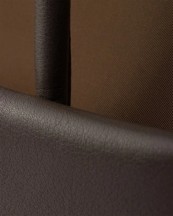 Kožená taška Prada Passage Medium s klopou z materiálu Re-Nylon Kožená taška Prada Passage Medium s klopou z materiálu Re-Nylon