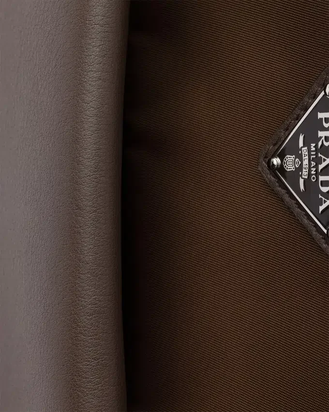 Kožená taška Prada Passage Medium s klopou z materiálu Re-Nylon Kožená taška Prada Passage Medium s klopou z materiálu Re-Nylon
