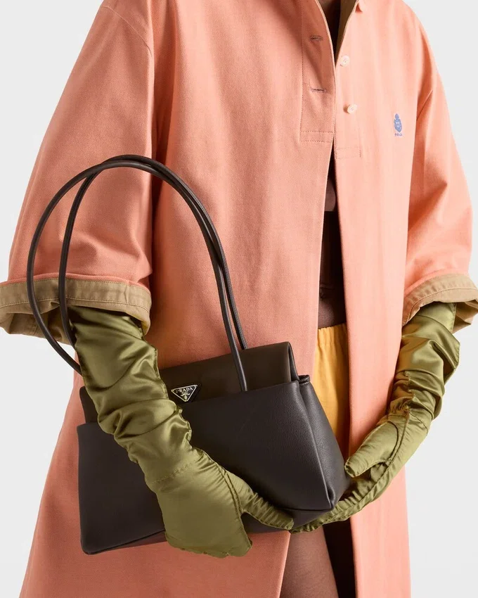 Kožená taška Prada Passage Medium s klopou z materiálu Re-Nylon Kožená taška Prada Passage Medium s klopou z materiálu Re-Nylon