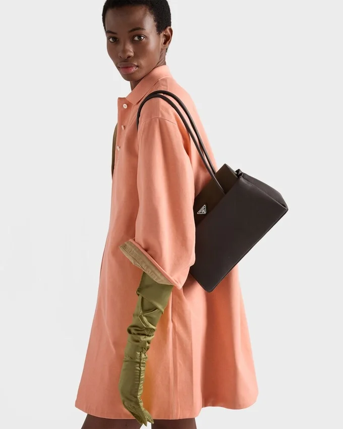 Kožená taška Prada Passage Medium s klopou z materiálu Re-Nylon Kožená taška Prada Passage Medium s klopou z materiálu Re-Nylon