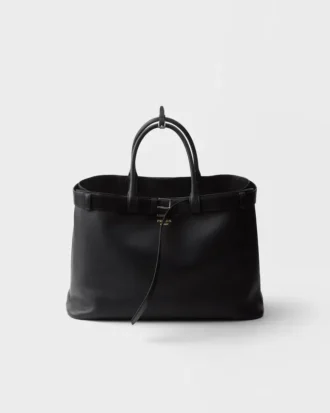 Kožená taška Prada s přezkou a páskem Kožená taška Prada s přezkou a páskem