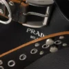 Kožená taška Prada s přezkou a páskem s cvočky Kožená taška Prada s přezkou a páskem s cvočky