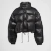 Krátká konvertibilní péřová bunda z materiálu Re-Nylon Krátká konvertibilní péřová bunda z materiálu Re-Nylon