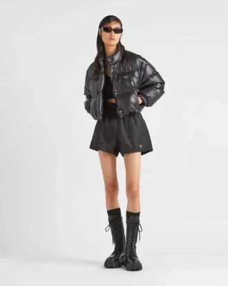 Krátká konvertibilní péřová bunda z materiálu Re-Nylon