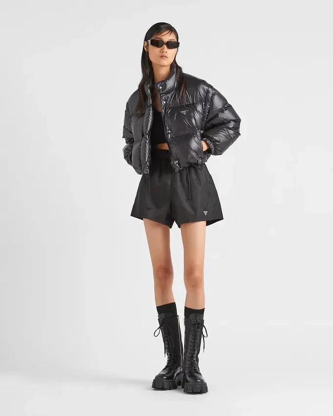Krátká konvertibilní péřová bunda z materiálu Re-Nylon Krátká konvertibilní péřová bunda z materiálu Re-Nylon