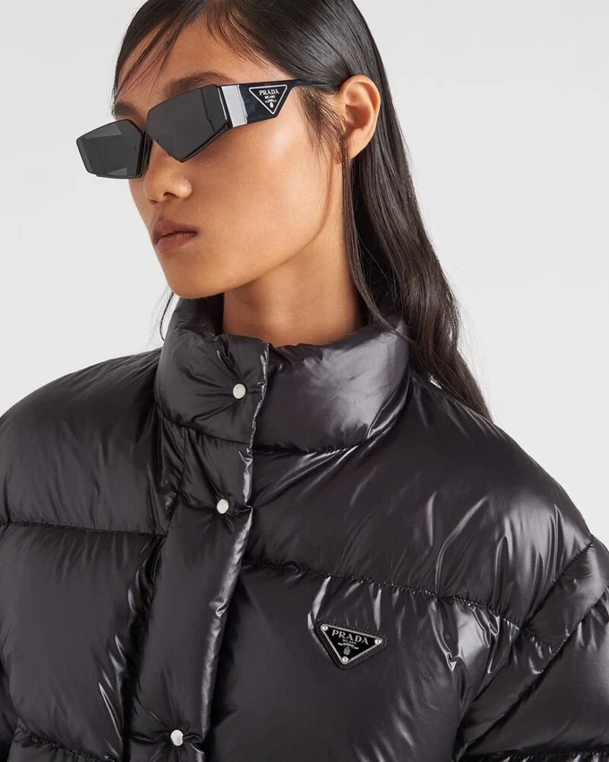 Krátká konvertibilní péřová bunda z materiálu Re-Nylon Krátká konvertibilní péřová bunda z materiálu Re-Nylon