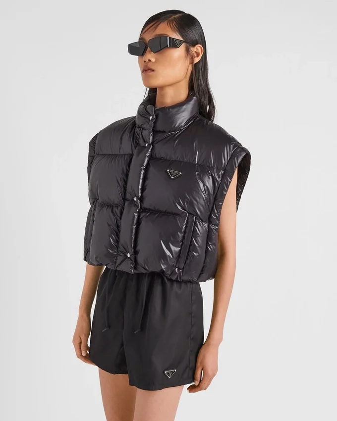 Krátká konvertibilní péřová bunda z materiálu Re-Nylon Krátká konvertibilní péřová bunda z materiálu Re-Nylon
