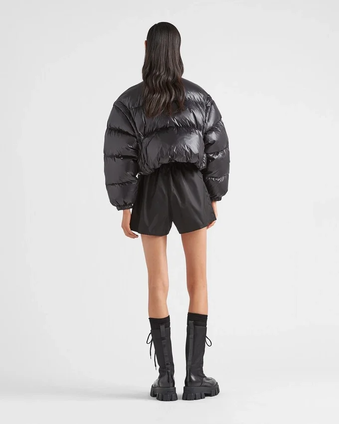 Krátká konvertibilní péřová bunda z materiálu Re-Nylon Krátká konvertibilní péřová bunda z materiálu Re-Nylon