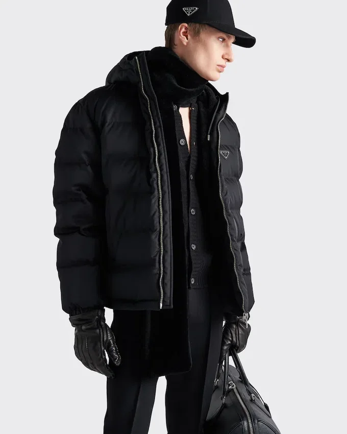 Krátká péřová bunda z materiálu Re-Nylon Krátká péřová bunda z materiálu Re-Nylon