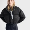 Krátká péřová bunda z materiálu Re-Nylon Krátká péřová bunda z materiálu Re-Nylon