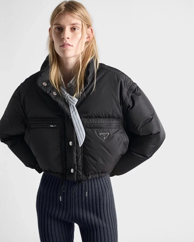 Krátká péřová bunda z materiálu Re-Nylon Krátká péřová bunda z materiálu Re-Nylon