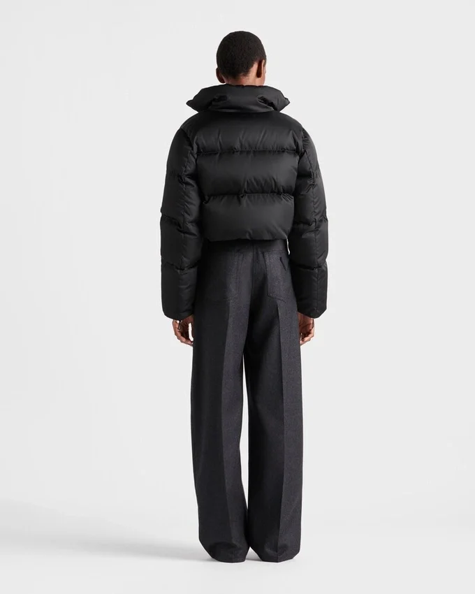 Krátká péřová bunda z materiálu Re-Nylon Krátká péřová bunda z materiálu Re-Nylon